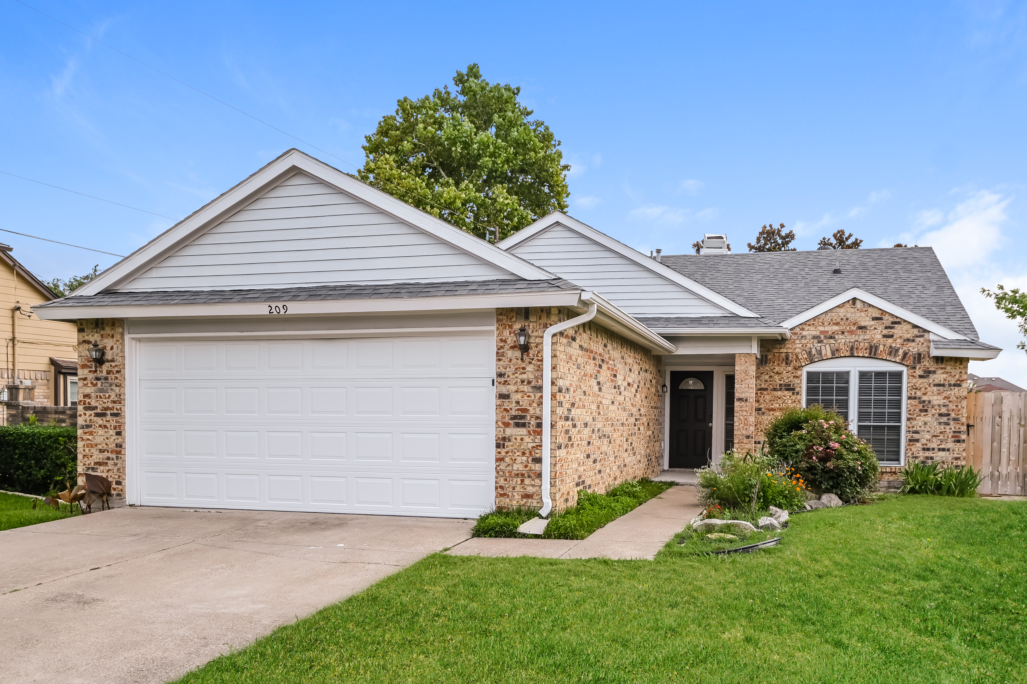 209 Wilshire Glenn Heights, TX 75154